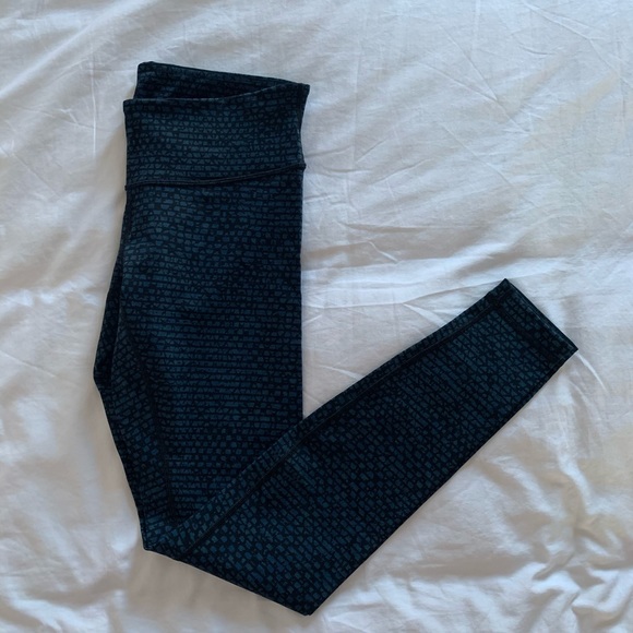 Worn once! Lululemon Wunder under tights size 8! - Picture 2 of 4